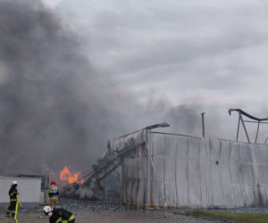 Pożar zniszczył część fabryki. Akcja strażaków trwała ponad dobę