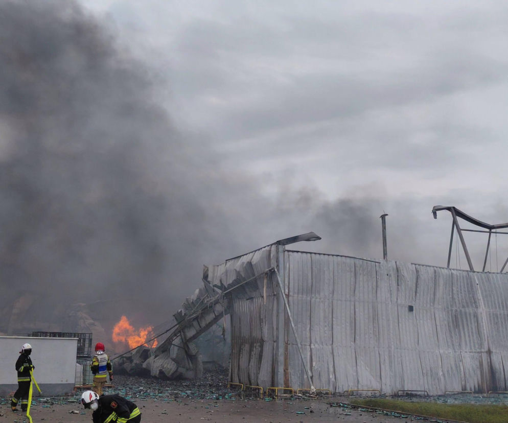 Strażacy podczas akcji gaśniczej w płonącej fabryce aerozoli w Charnowie koło Ustki, widoczny gęsty, ciemny dym oraz ogień wydobywający się ze zniszczonego budynku. Akcja gaśnicza zakończyła się, a o szczegółach przeczytasz na naszym portalu.
