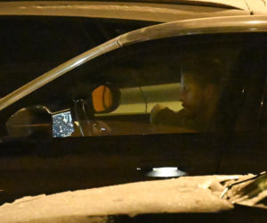 Sebastian Fabijański z pieskiem na spacerze