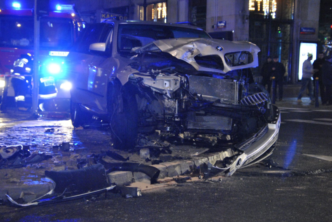 Zderzenie BMW z taksówką na Marszałkowskiej