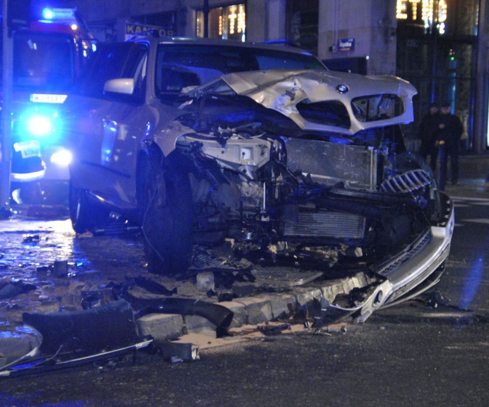 Zderzenie BMW z taksówką na Marszałkowskiej