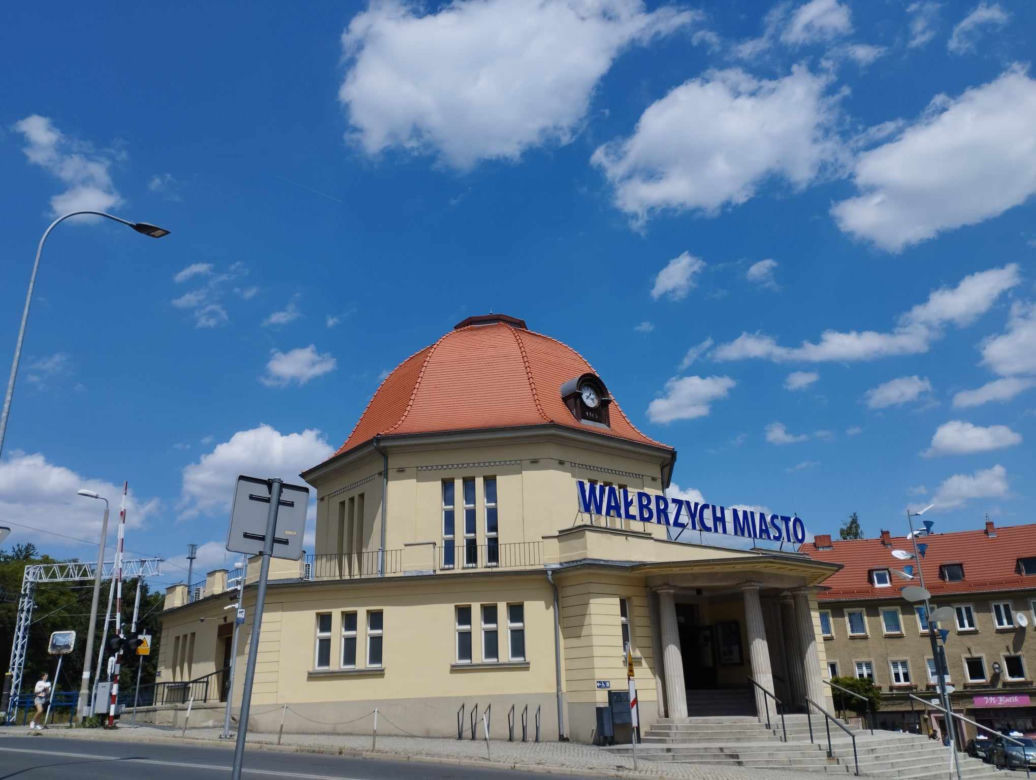 Dziennikarz "Super Expressu" szukał złotego pociągu, a znalazł prawdziwą perełkę! Takiego baru długo nie widział