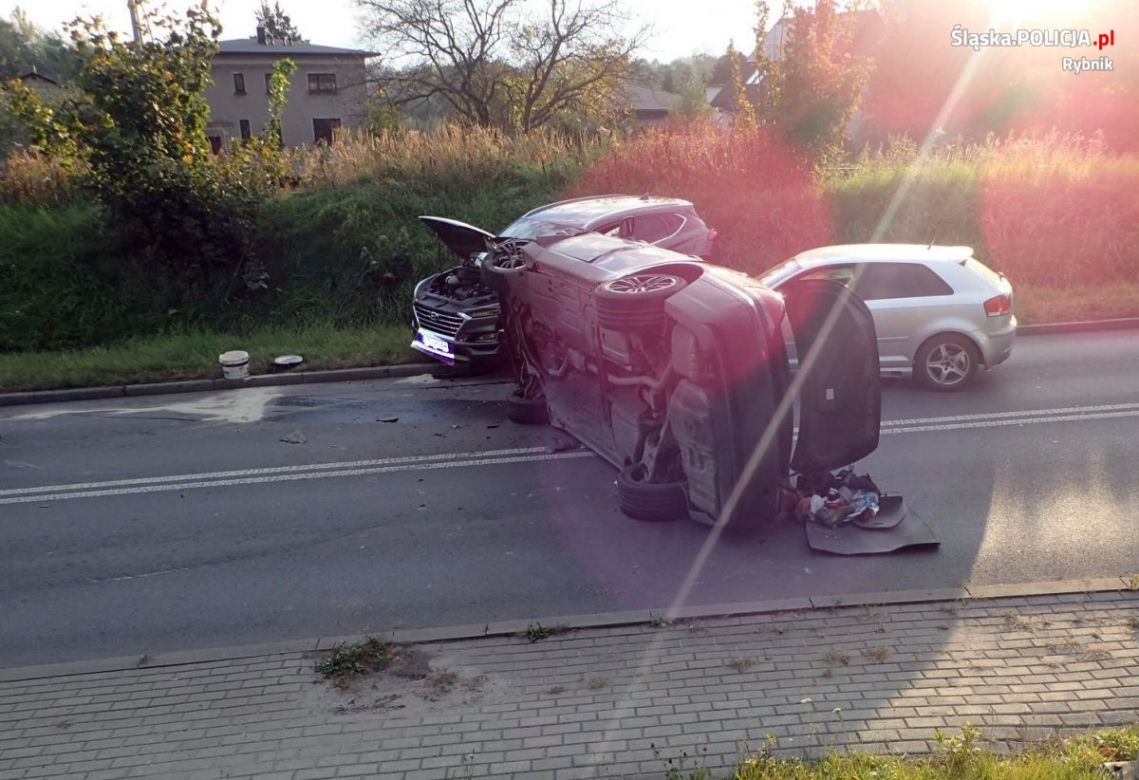 Kraksa w Rybniku. BMW skasowało dwie osobówki
