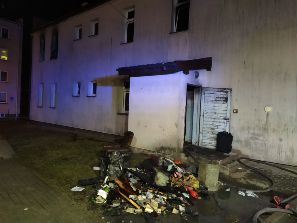 Ciechanów. Dwie osoby nie żyją, 17-latek poparzony! Koszmarny pożar mieszkania przy Komunalnej [ZDJĘCIA]