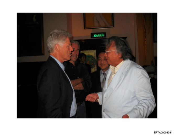 Opublikowano kolejną partię zdjęć z "akt Epsteina" wśród nich Bill Clinton i Michael Jackson