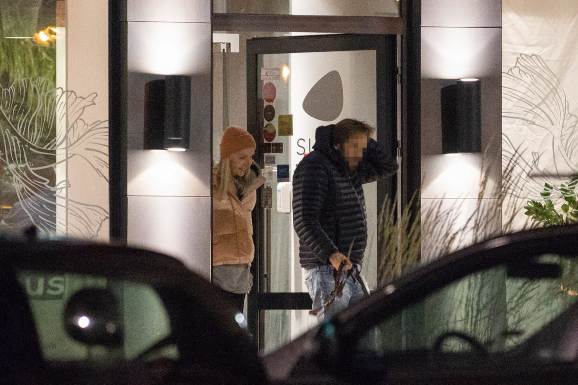 Agnieszka Woźniak-Starak na nocnym spacerze z przyjacielem