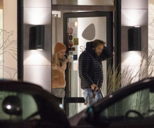 Agnieszka Woźniak-Starak na nocnym spacerze z przyjacielem