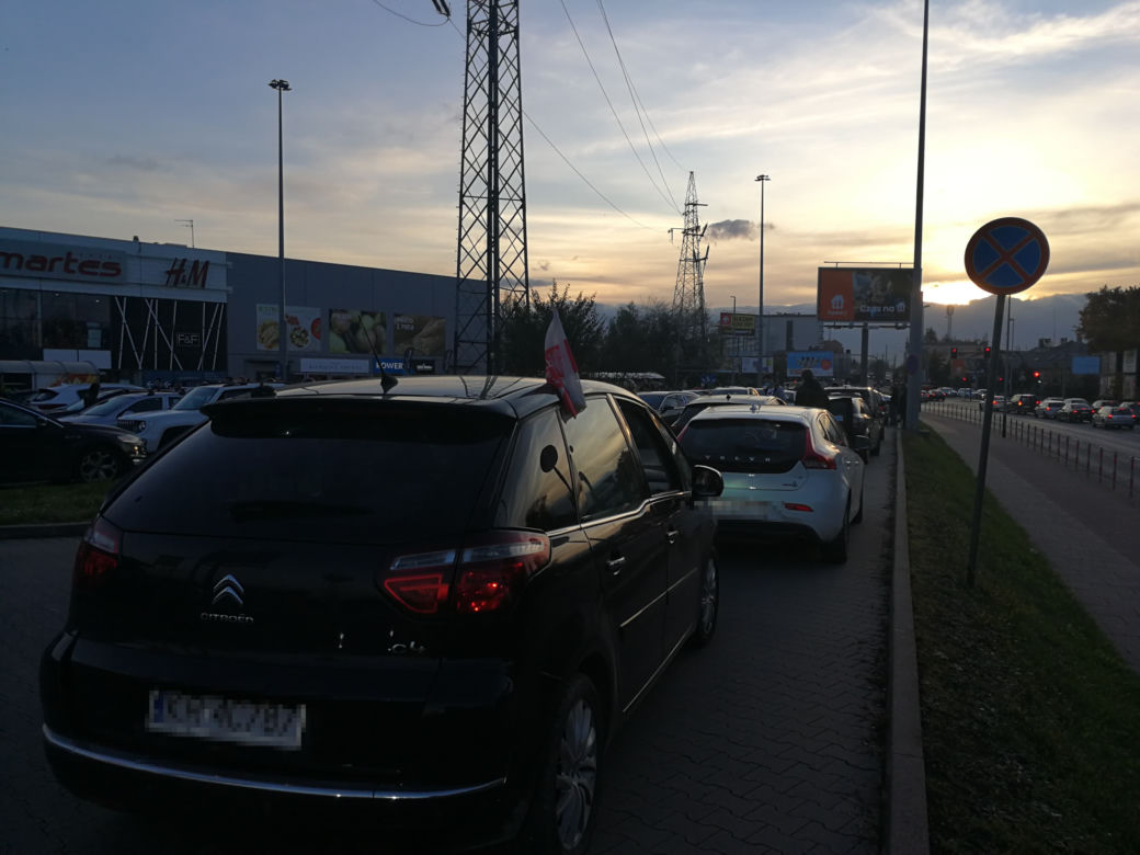 "To jest wojna". Strajk Kobiet w Krakowie. Stolica Małopolski utonęła w korkach 