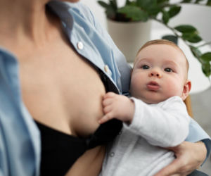 Biust po laktacji może odzyskać jędrność. Ten prosty rytuał daje skórze wyraźne wsparcie