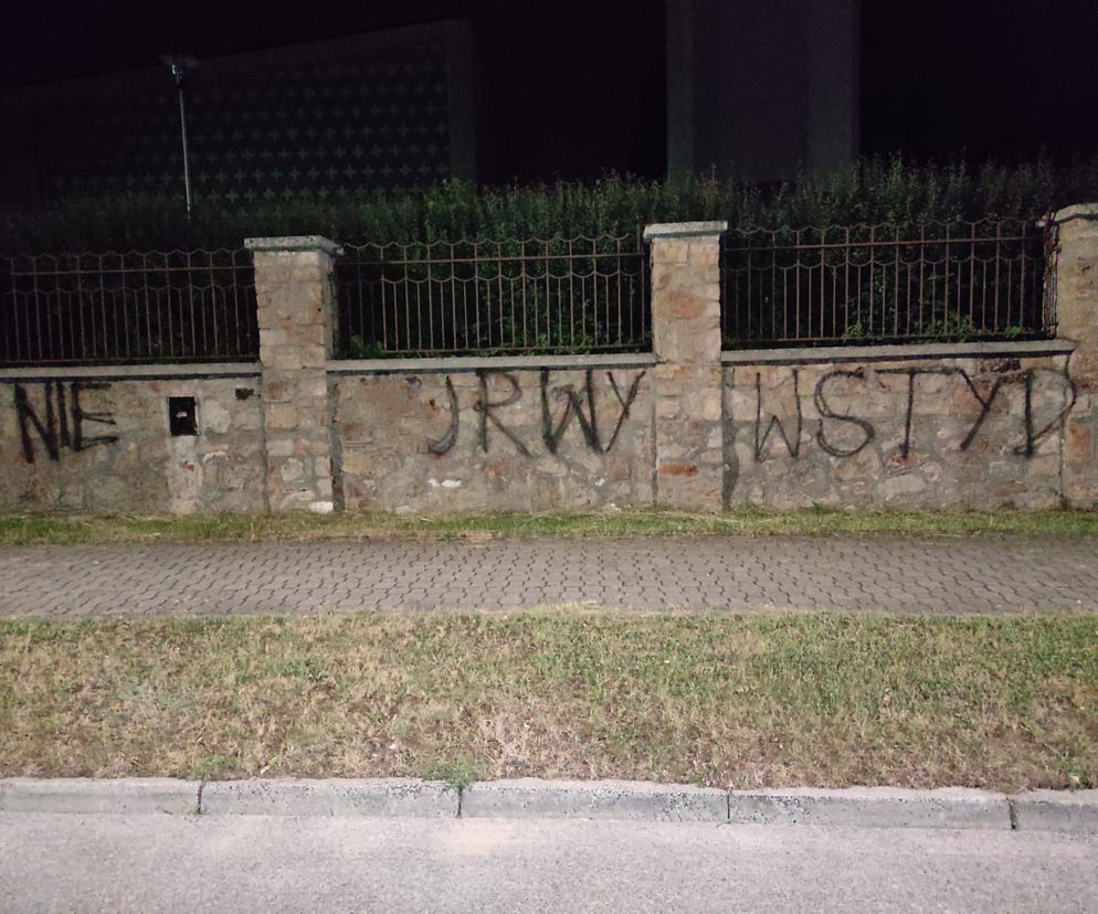 Ku*** wstyd. Wulgarny napis na kościele w Kielcach! Pewnie napisałby więcej, ale spłoszył go ks. Łukasz