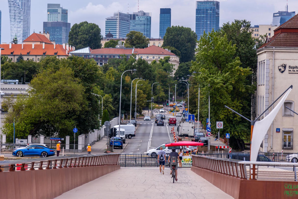 Budowa przejścia dla pieszych przez Wisłostradę w Warszawie