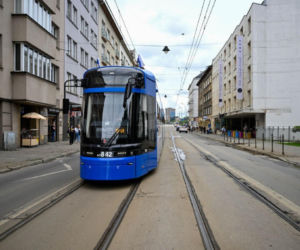 Autobusy i tramwaje w Krakowie pojadą innymi trasami. Będą też utrudnienia dla kierowców