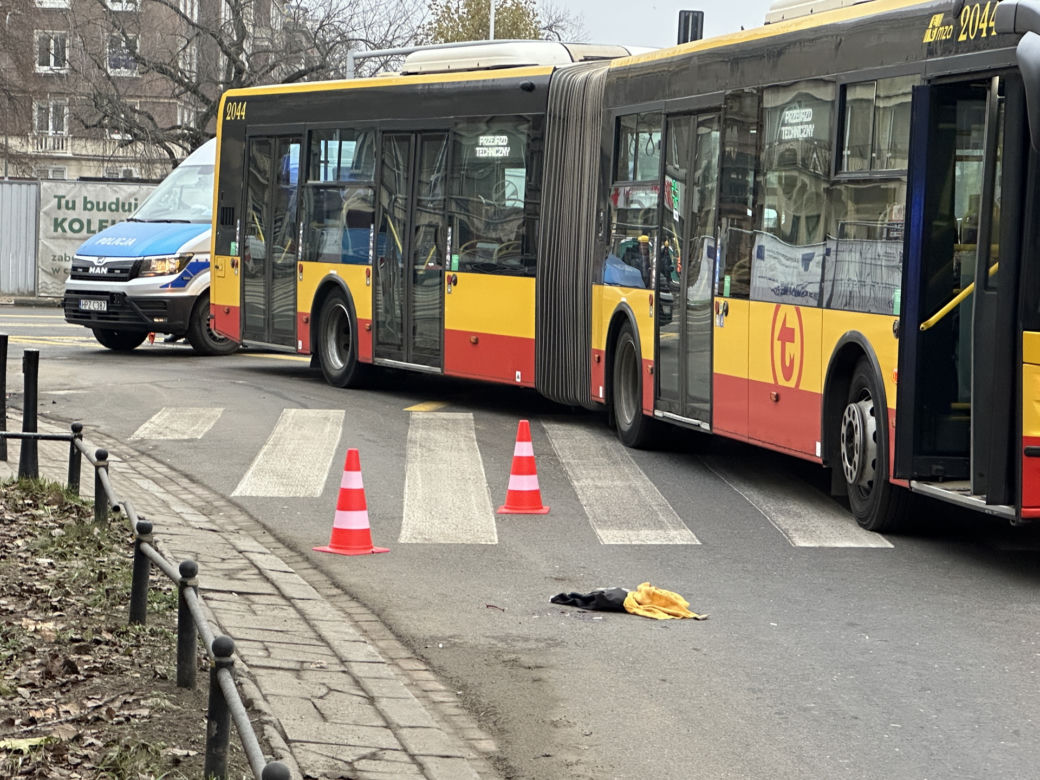 Plama krwi, torebka i rozbite okulary. Rozpacz kierowcy autobusu po koszmarnym wypadku na Mokotowie. Nowe informacje