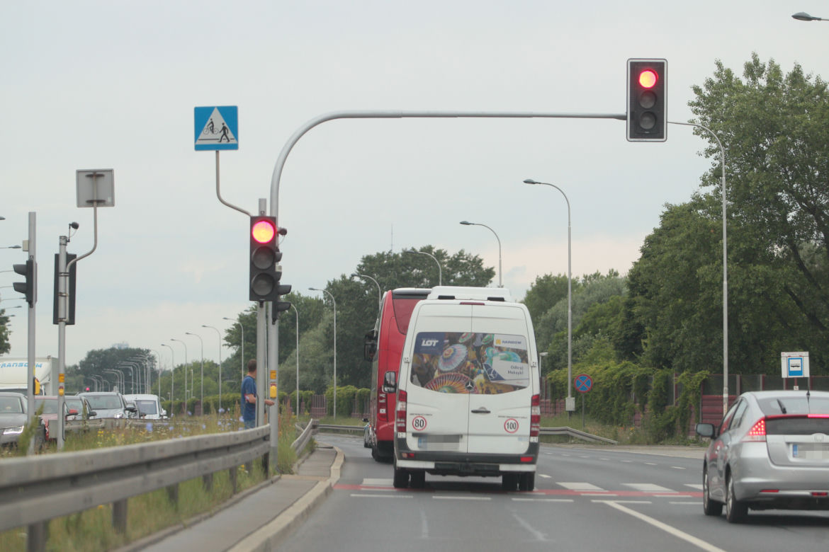 Kadra pędzi na Narodowy na czerwonym świetle