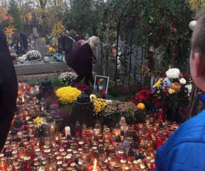 Skrzynka na listy na grobie Kory. Kora Jackowska
