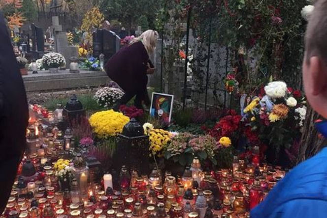 Skrzynka na listy na grobie Kory. Kora Jackowska