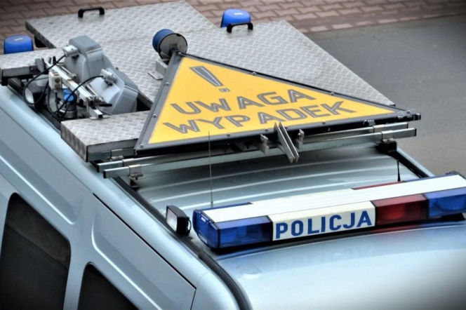 Dach radiowozu z napisem Policja i tablicą Uwaga Wypadek. O tragedii w Rożnowie przeczytasz na Eska Nowy-Sącz.