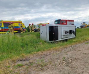 Wypadek na DK-63, zderzenie autobusu i osobówki