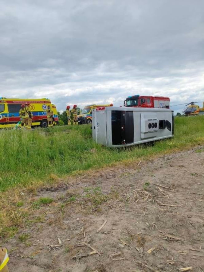 Wypadek na DK-63, zderzenie autobusu i osobówki