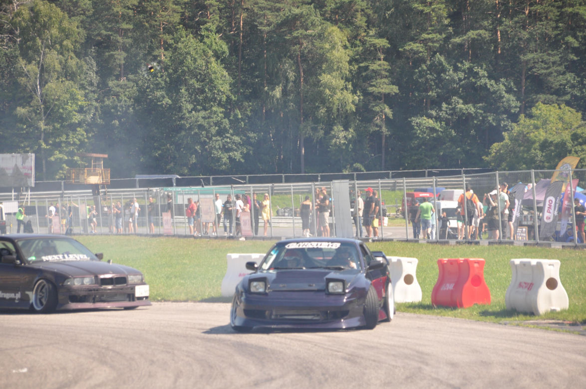 Auto Moto Fiesta 2023 na Torze Kielce. Dużo pięknych samochodów i pokazy driftu