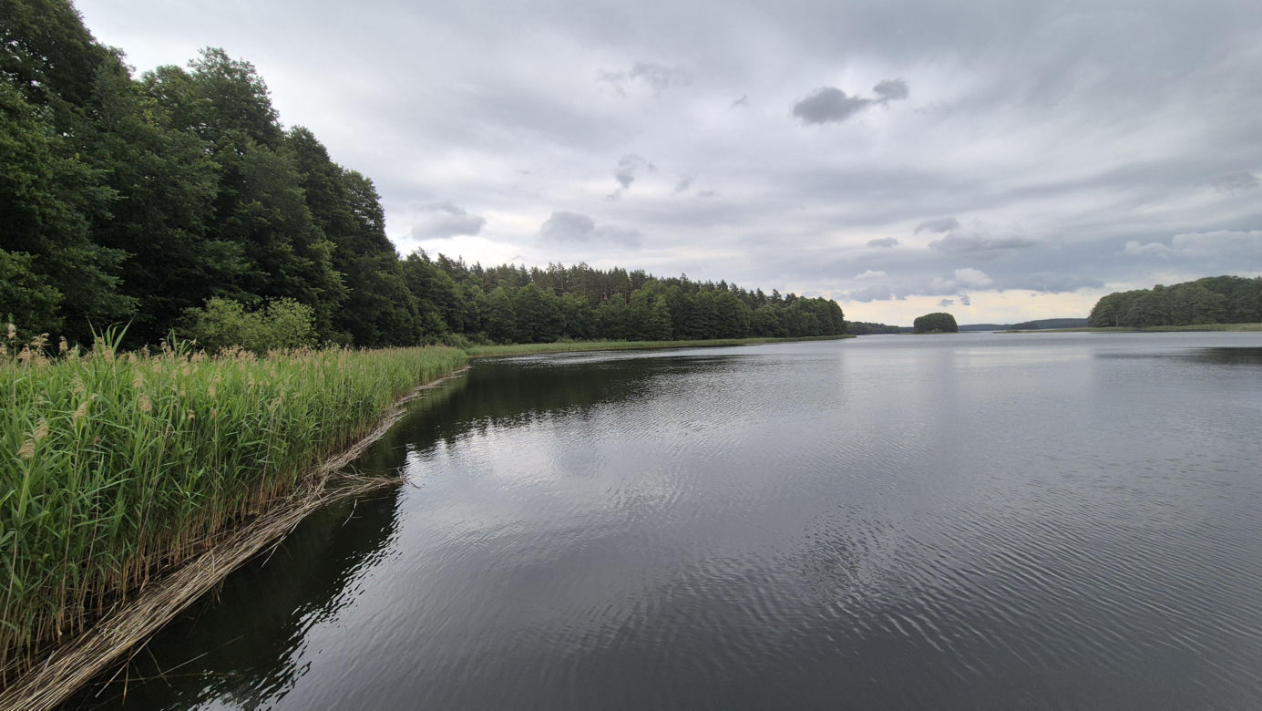 To jezioro pod Olsztynem przyciąga tajemniczą aurą. Trzeba zachować tam absolutną ciszę