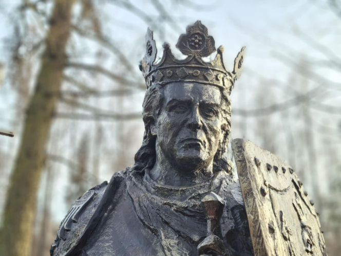 Nowa perełka Świętokrzyskiego. Posągi królów Polski obok legendarnego Dębu Bartka