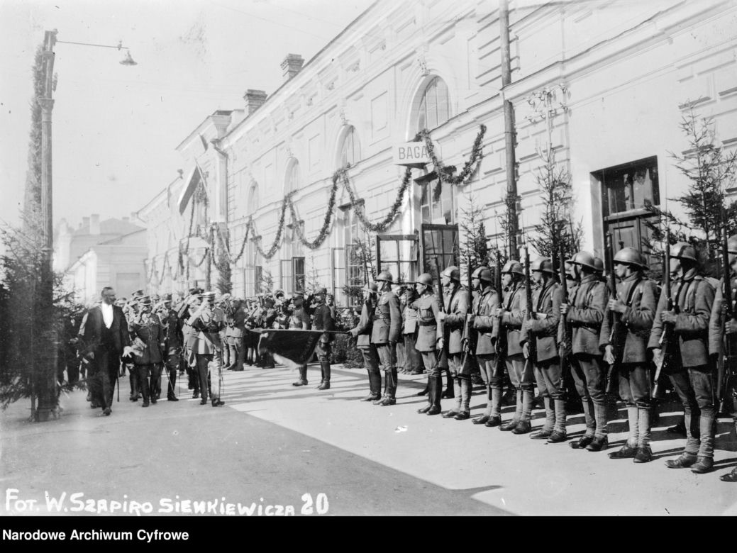 Marszałek Piłsudski przechodzi przed frontem kompanii honorowej. Dworzec kolejowy w Białymstoku, 1921 r
