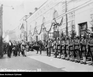 Marszałek Piłsudski przechodzi przed frontem kompanii honorowej. Dworzec kolejowy w Białymstoku, 1921 r