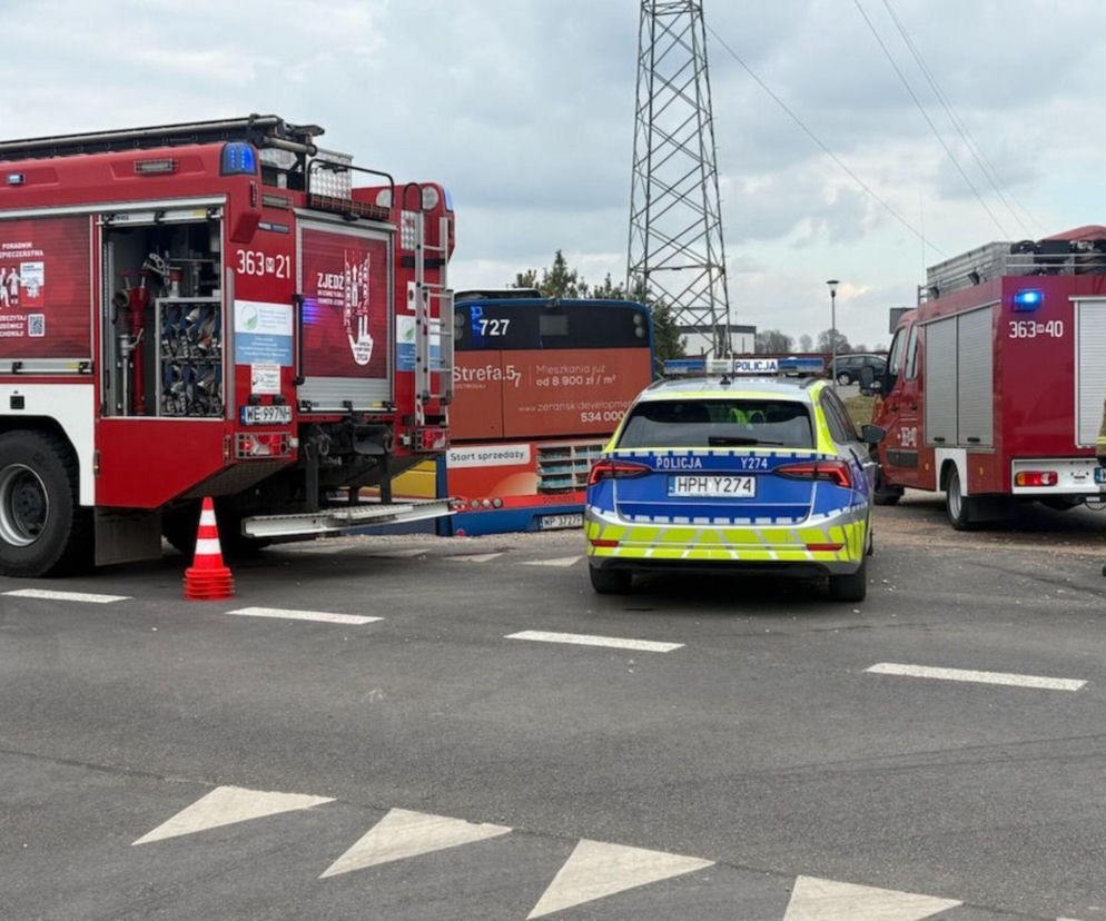 Zderzenie autobusu z osobówką w Nowym Gulczewie. Siedem osób trafiło do szpitala