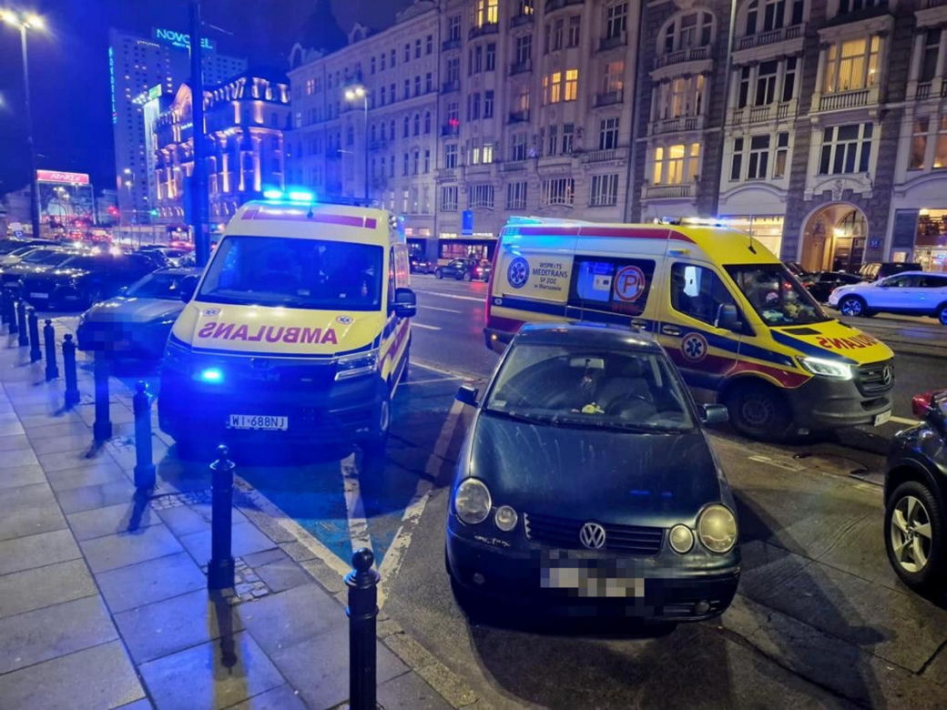  Dramat w centrum. Pieszy wpadł pod rozpędzony pociąg. W stanie krytycznym trafił do szpitala