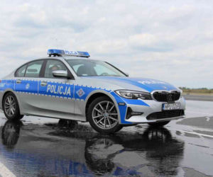 Policjanci przechodzą szkolenia z jazdy oznakowanymi BMW serii 3