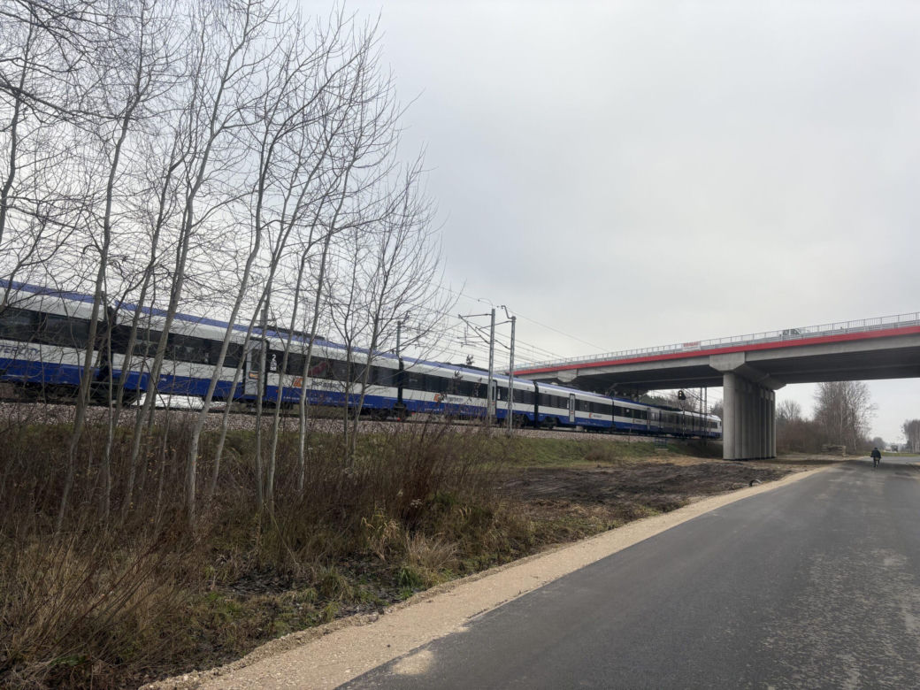 Na autostradzie A2 na wschód od Warszawy prace idą pełną parą, zarówno w dzień, jak i po zmroku