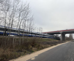 Na autostradzie A2 na wschód od Warszawy prace idą pełną parą, zarówno w dzień, jak i po zmroku