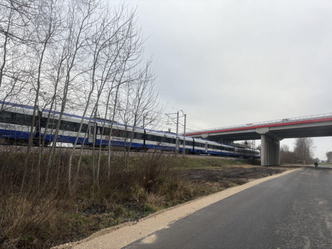 Na autostradzie A2 na wschód od Warszawy prace idą pełną parą, zarówno w dzień, jak i po zmroku
