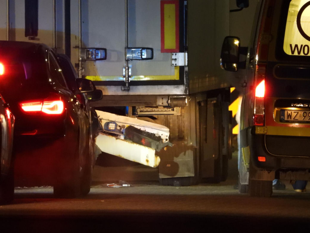 Kierowca toyoty nie przeżył potwornego uderzenia. Jego auto wbiło się w tył naczepy. Policjanci nie wykluczają jednego…