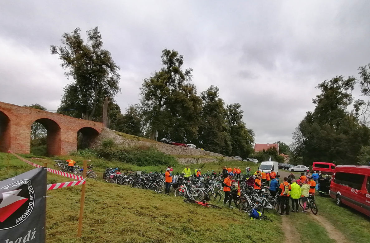 Pomarańczowi rowerzyści najechali zamek w Szymbarku