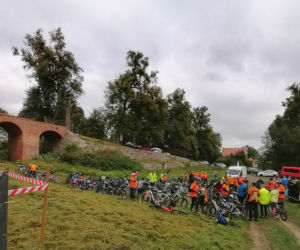 Pomarańczowi rowerzyści najechali zamek w Szymbarku