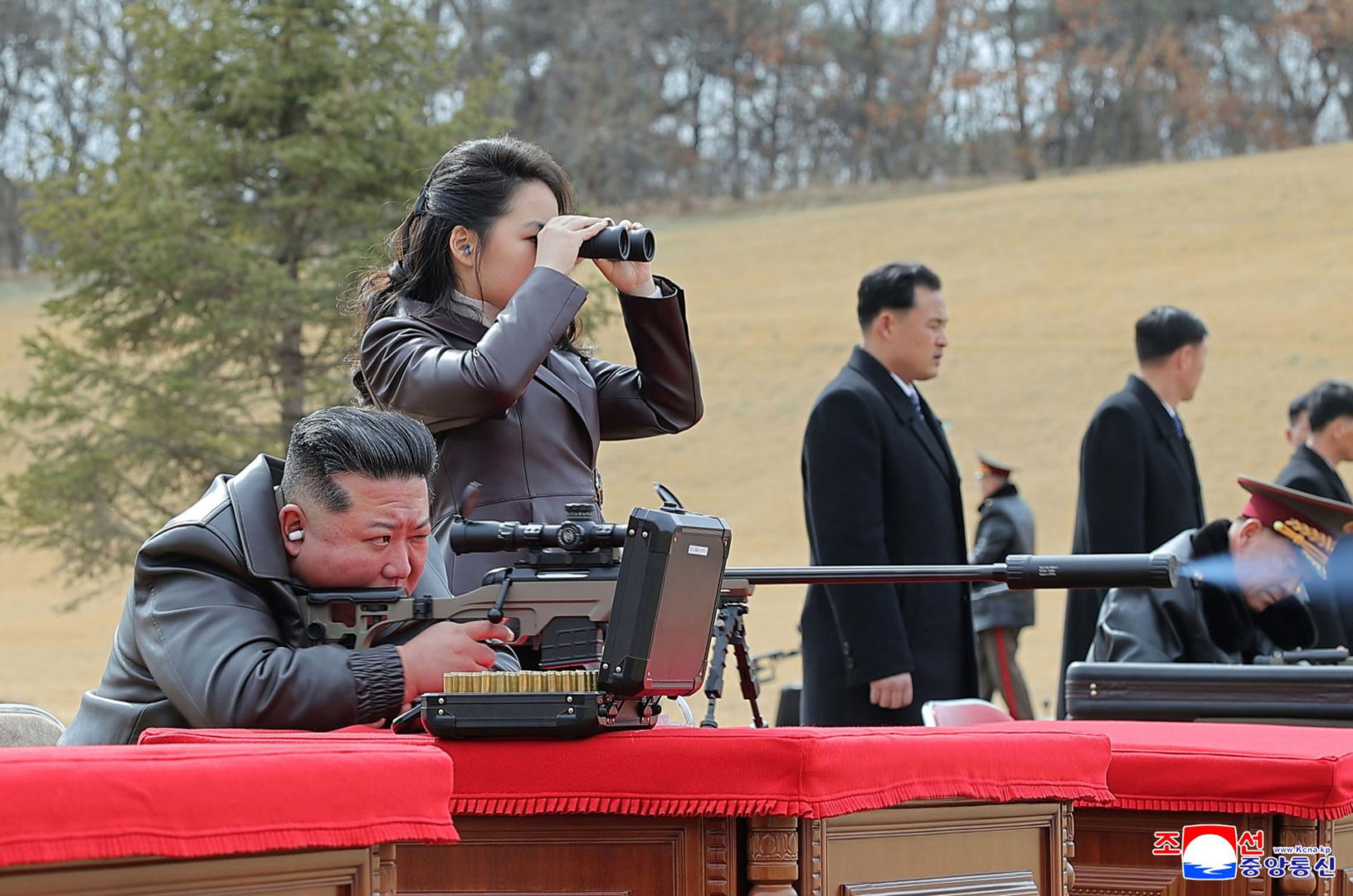Korea Płn./ Przywódca Kim Dzong Un z 13-letnią córką testowali nowe pistolety