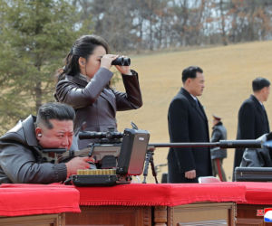 Korea Płn./ Przywódca Kim Dzong Un z 13-letnią córką testowali nowe pistolety