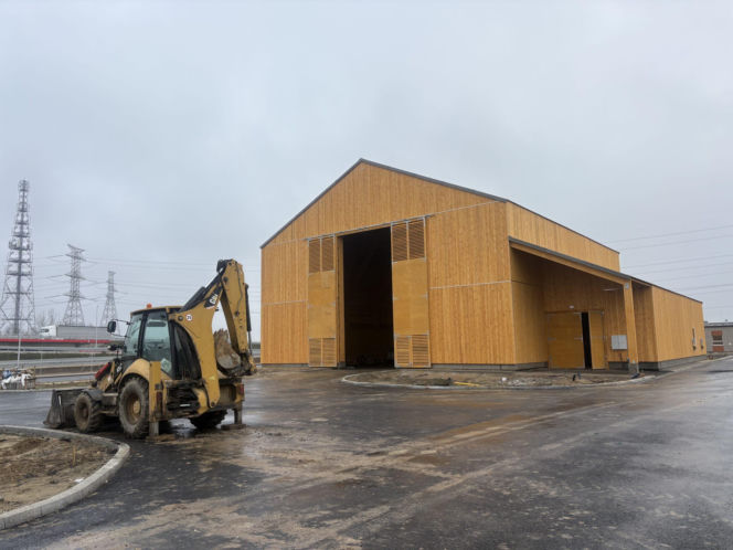 Na autostradzie A2 na wschód od Warszawy prace idą pełną parą, zarówno w dzień, jak i po zmroku