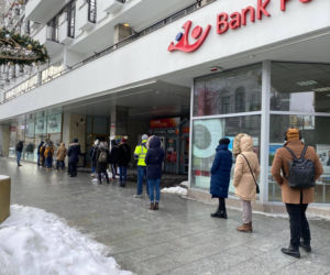 Tłusty czwartek 2021. Łodzianie stoją w długich kolejkach po pączki