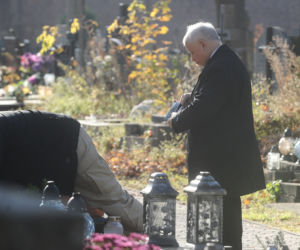 Prezes Kaczyński z miotełką na grobach