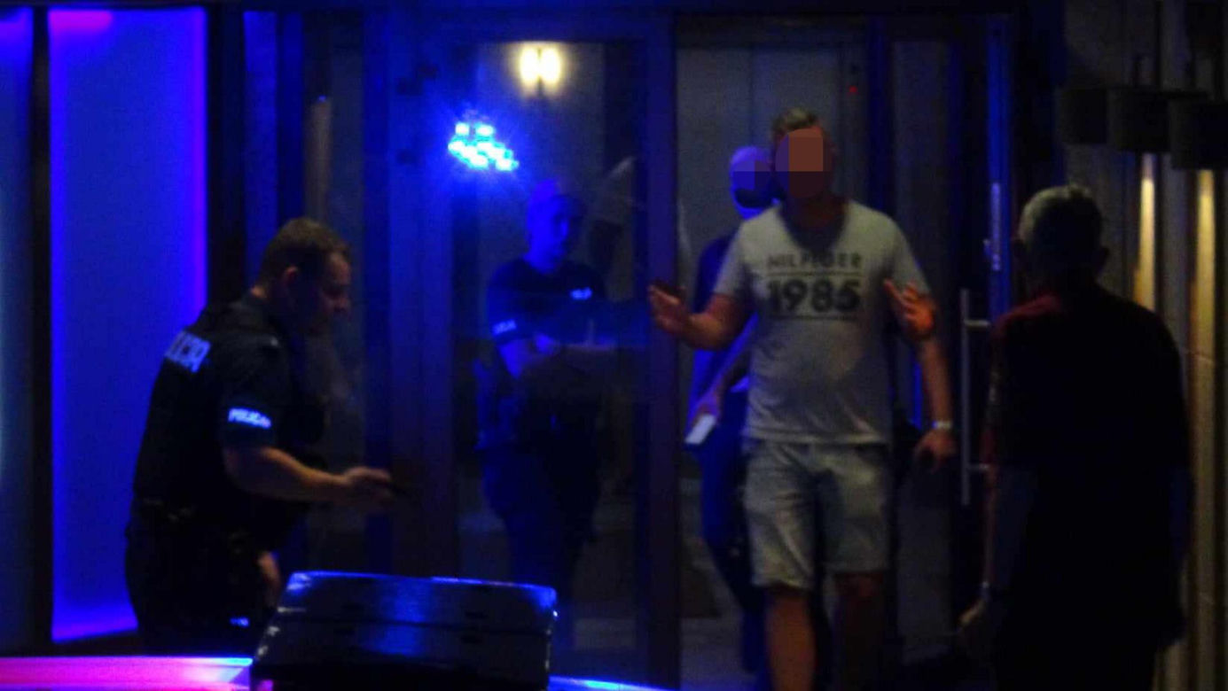 Atak nożownika na Woli. Ranny przebiegł kilkaset metrów i padł na ziemię. Zatrzymali jedną osobę, trwa akcja policji