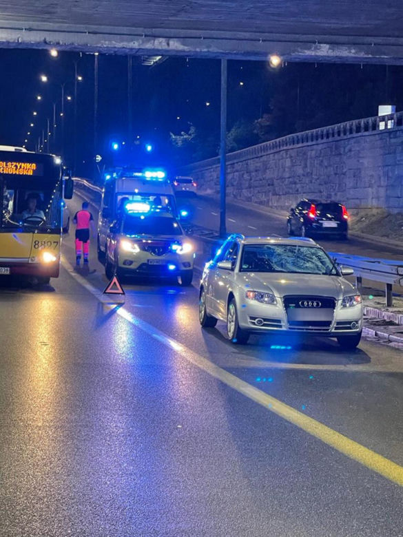 Koszmarny wypadek w Warszawie. Starszy mężczyzna na oczach żony wbiegł pod koła pędzącego auta
