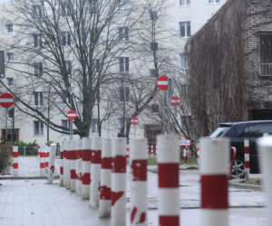 Słupki i znaki zakazu zalały osiedle. Drogowy absurd w Śródmieściu