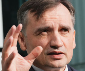 Zbigniew Ziobro opuścił Węgry. Wiadomo, gdzie przebywa. Nie powinno być zaskoczeniem