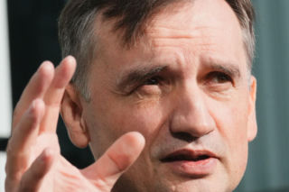 Zbigniew Ziobro opuścił Węgry. Wiadomo, gdzie przebywa. Nie powinno być zaskoczeniem