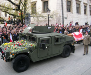 To już 10 lat od pogrzebu pary prezydenckiej Lecha i Marii Kaczyńskich. Ludzie żegnali ich kwiatami