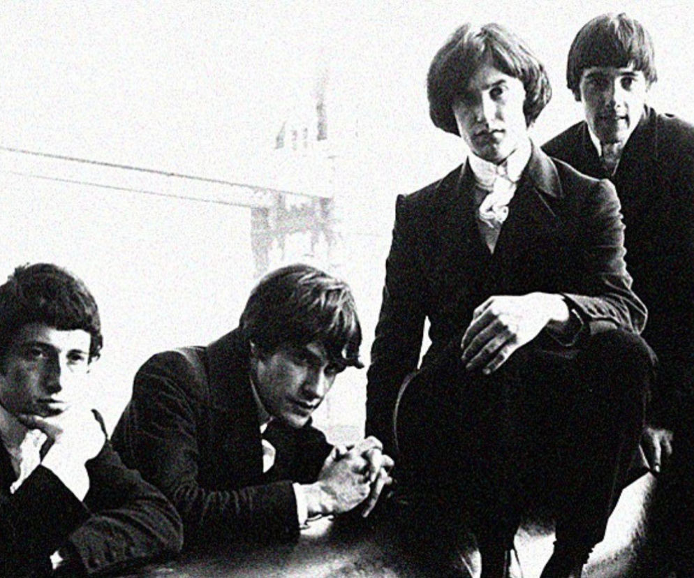 Czterej członkowie zespołu The Kinks na czarno-białym zdjęciu. O szansach na reaktywację grupy przeczytasz na EskaRock.