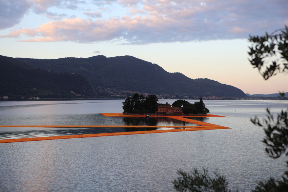 Pływający pomost na jeziorze Iseo